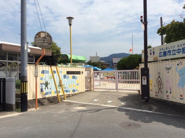 広島市立中筋幼稚園　730ｍ（徒歩10分）。アクセス抜群の公立幼稚園。「健康で心情豊かな子どもの育成」を目標とし、基本的生活習慣の定着や豊かな感情体験の充実に努めています。園児たちは広い園庭で元気いっぱい遊んでいます。